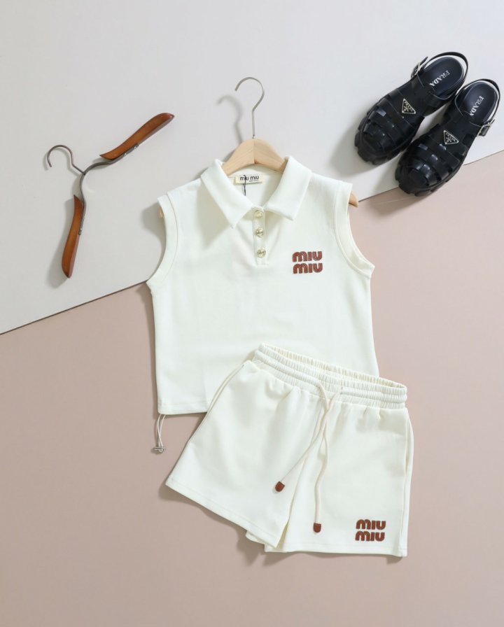 미우미우 로고 텍스쳐 민소매 + 숏팬츠 SET
