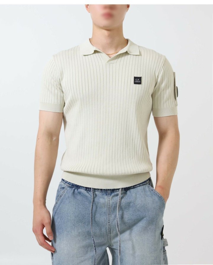C.P 컴퍼니 렌즈 로고 사각패치 브이넥 카라 반팔 니트  