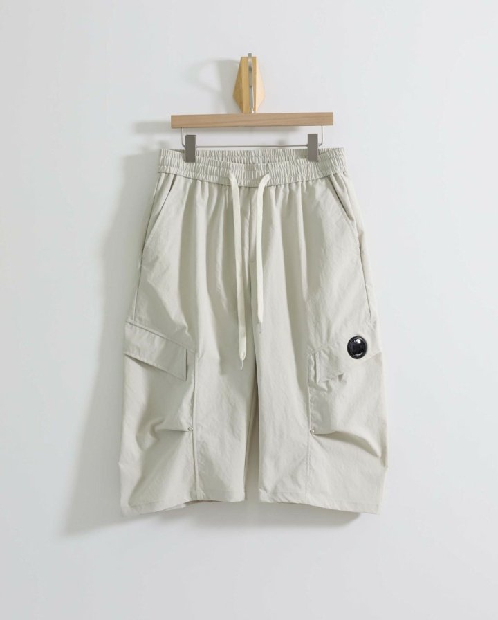 C.P 컴퍼니 렌즈 투포켓 밴딩 하프팬츠  