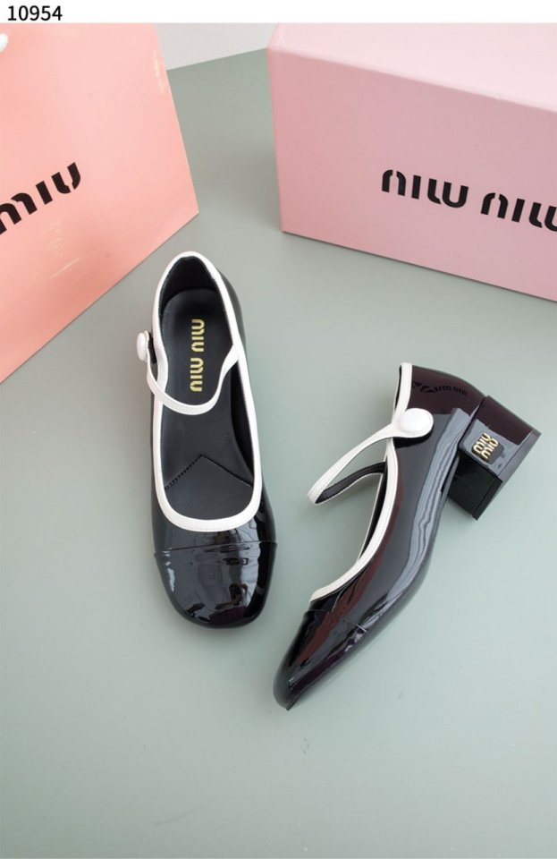 미우미우 투톤 페이턴트 가죽 메리제인 펌프스  