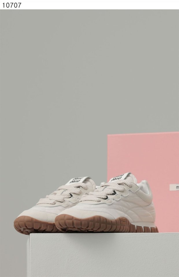 미우미우   스웨이드 스니커즈 