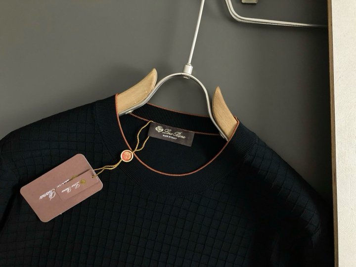 로로피아나  엠보스퀘어 크루넥 라운드 니트