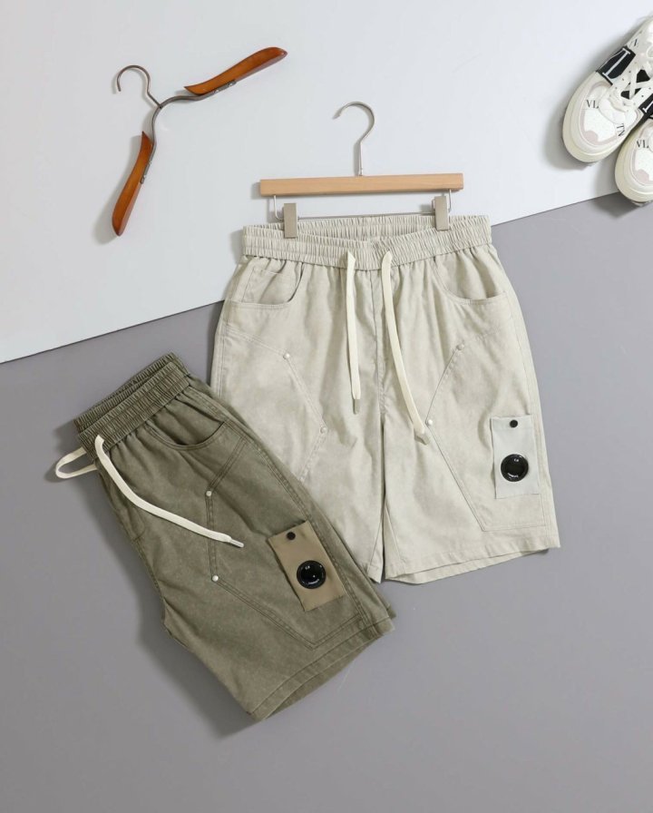 C.P 컴퍼니  렌즈 디테일 밴딩 하프팬츠 