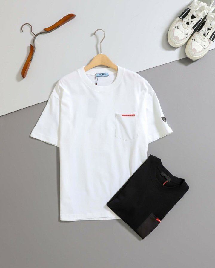 프라다  삼각로고 포켓 레드탭 라운드 반팔 