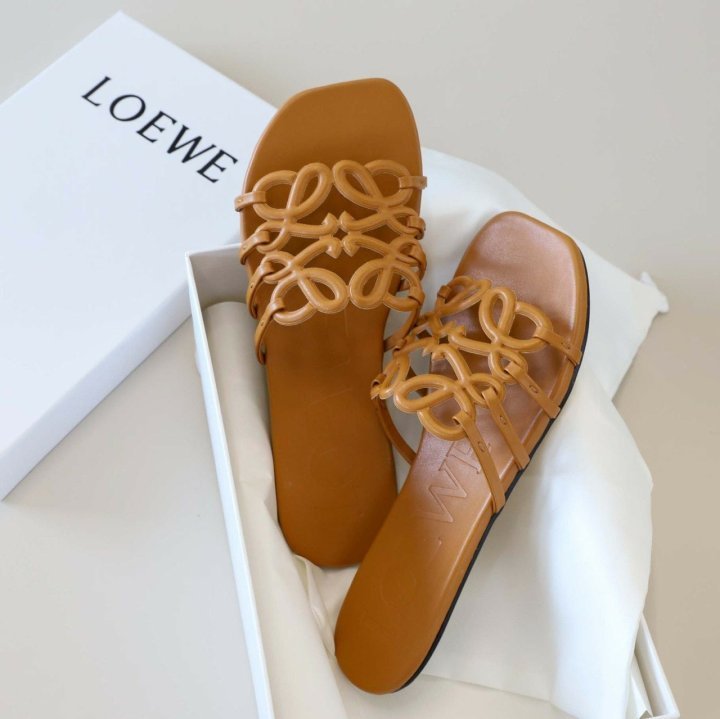 로에베  페달 아나그램 슬라이드 낙타