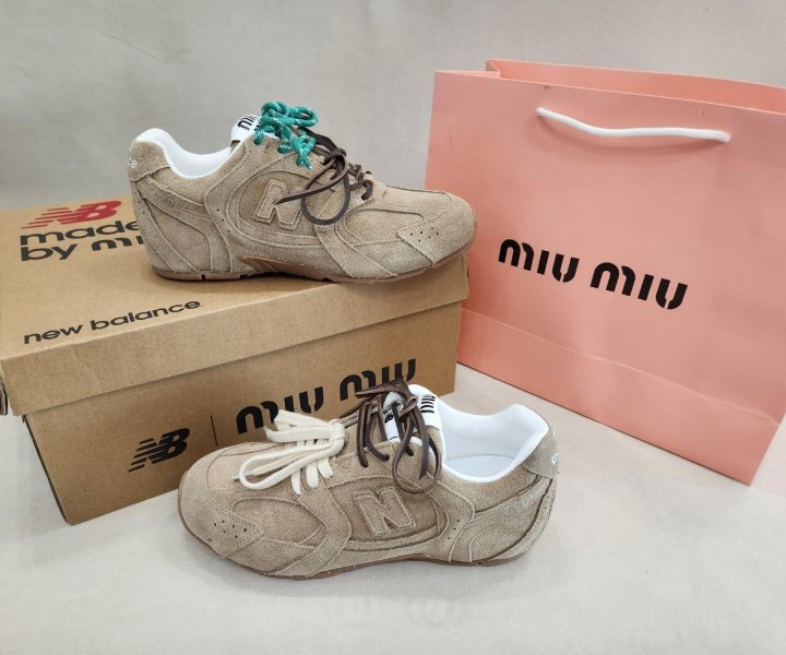뉴발란스 x 미우미우   530 스웨이드 메쉬 이시영 스니커즈