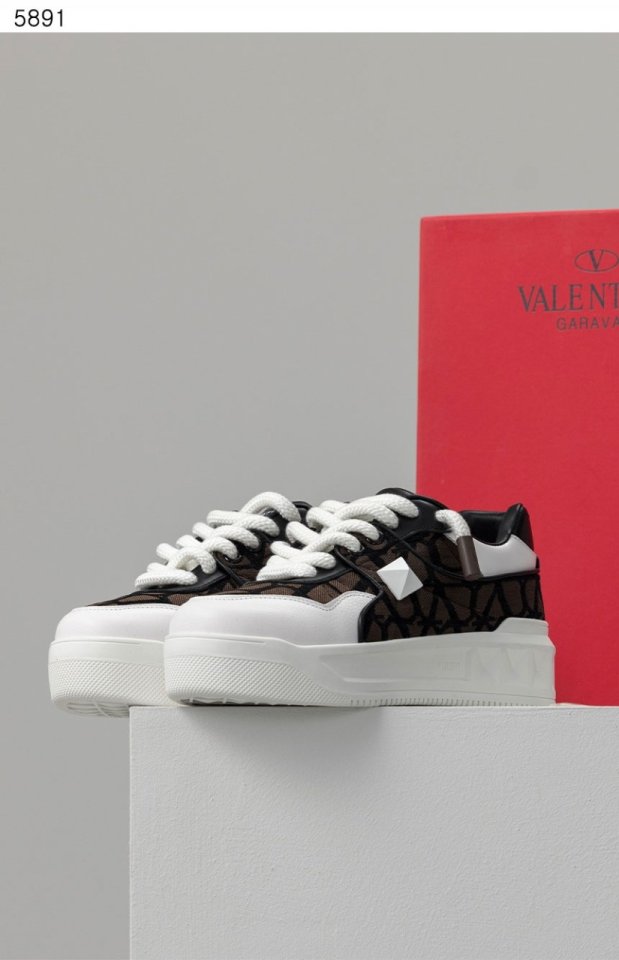 발렌티노  원 스터드 XL 스니커즈 