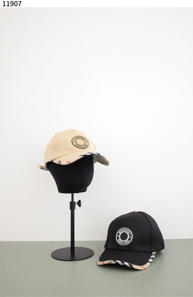 버버리   원형로고 볼캡 모자 