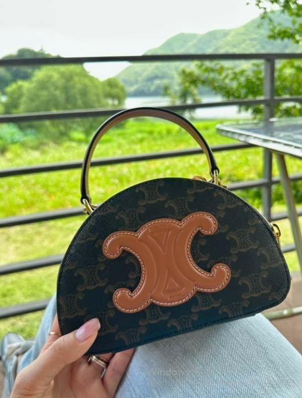 셀린느  트리오페 캔버스 퀴르 하프 문 케이스 토트 숄더백