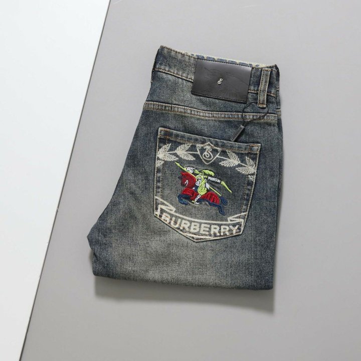 버버리  포켓 기사도 로고 자수 스판 데님 팬츠 