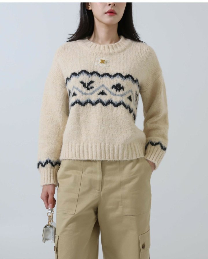 셀린느  화이트로고 크루넥 스웨터 입고