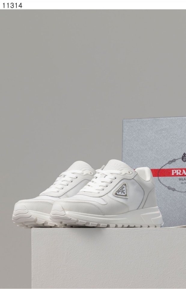 프라다   리나일론 브러시드 가죽 스니커즈 