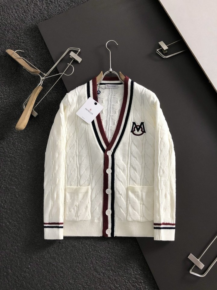몽클레어   자수로고 삼선 케이블 양모 V 가디건    