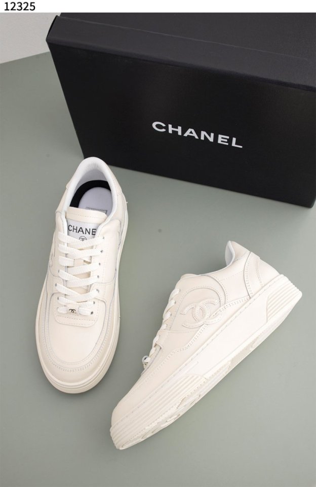샤넬   카프스킨 & 화이트 스니커즈
