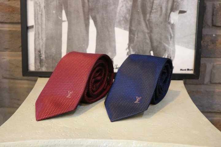 루이비통  펀칭 자수 넥타이