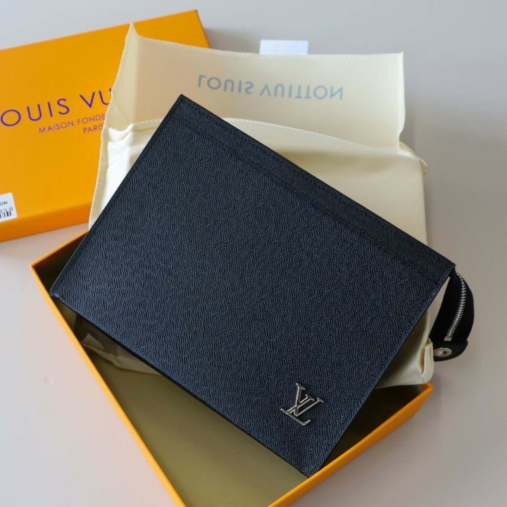 루이비통  포쉐트 보야주 타이가 에피세아 글래시어 클러치