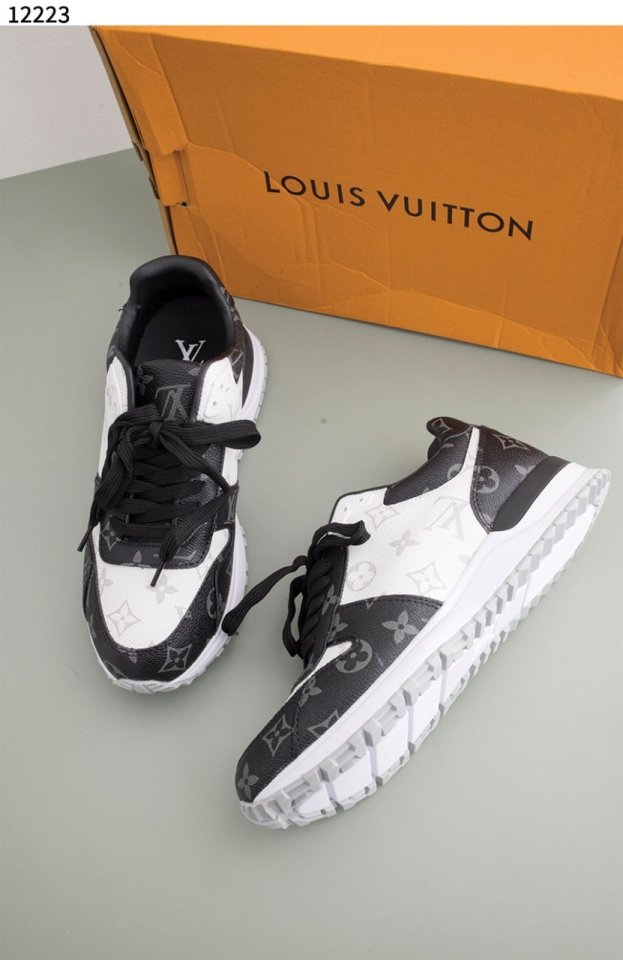 루이비통  블랙 화이트 런 어웨이 스니커즈 