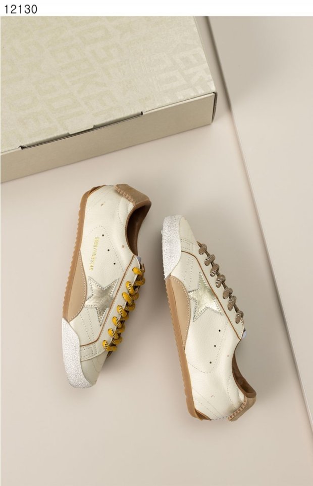 골든구스   남성 골드 포일드 레더 스타와 베이지 스웨이드 힐탭 화이트 나파 레더 트루스타