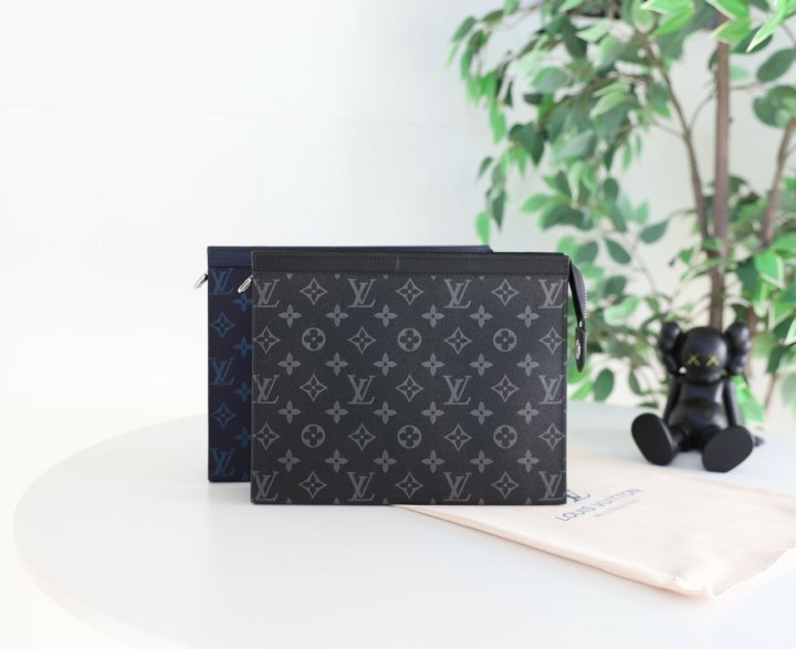 루이비통  포쉐트 보야주 MM 모노그램 이클립스 클러치