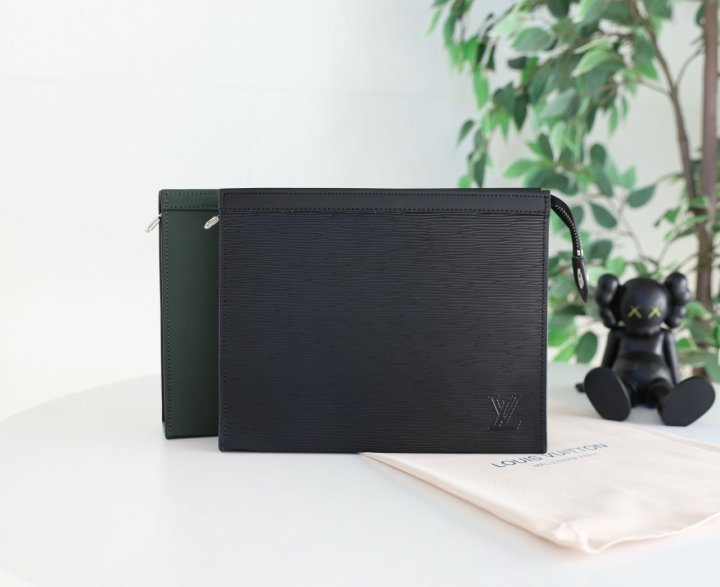 루이비통  포쉐트 보야주 타이가 에피세아 글래시어 클러치