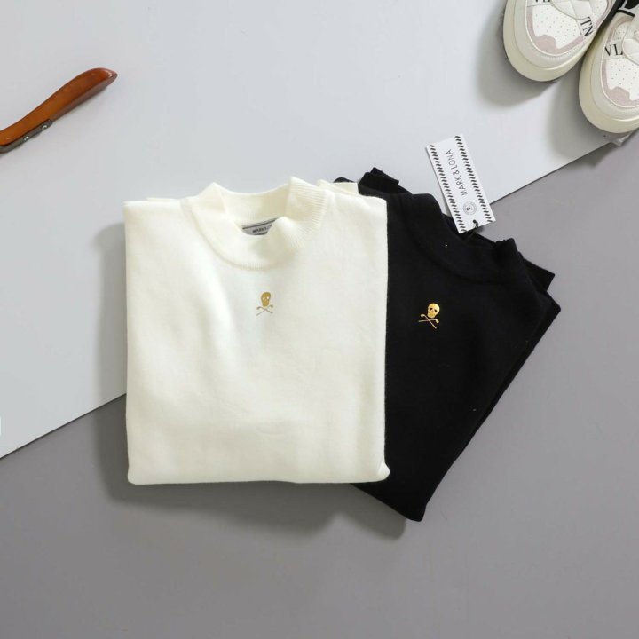 마크앤로나  백 스컬로고 기모 스웨터  