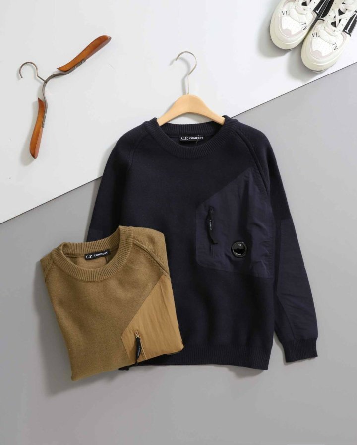 C.P 컴퍼니  가슴 지퍼 포켓 니트 스웨터  