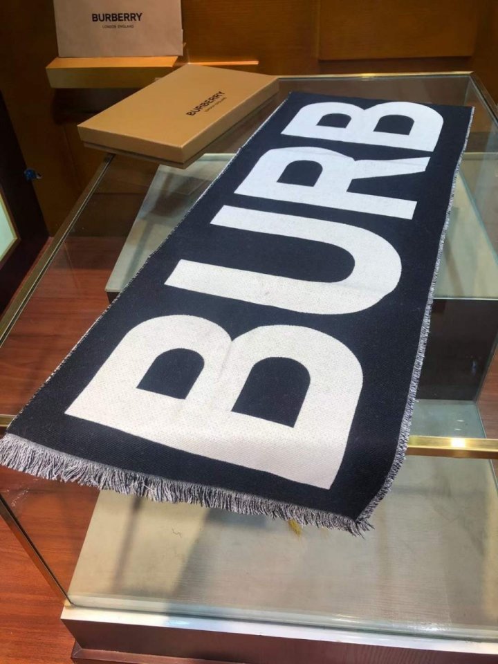버버리  레터링 양면 실크 머플러