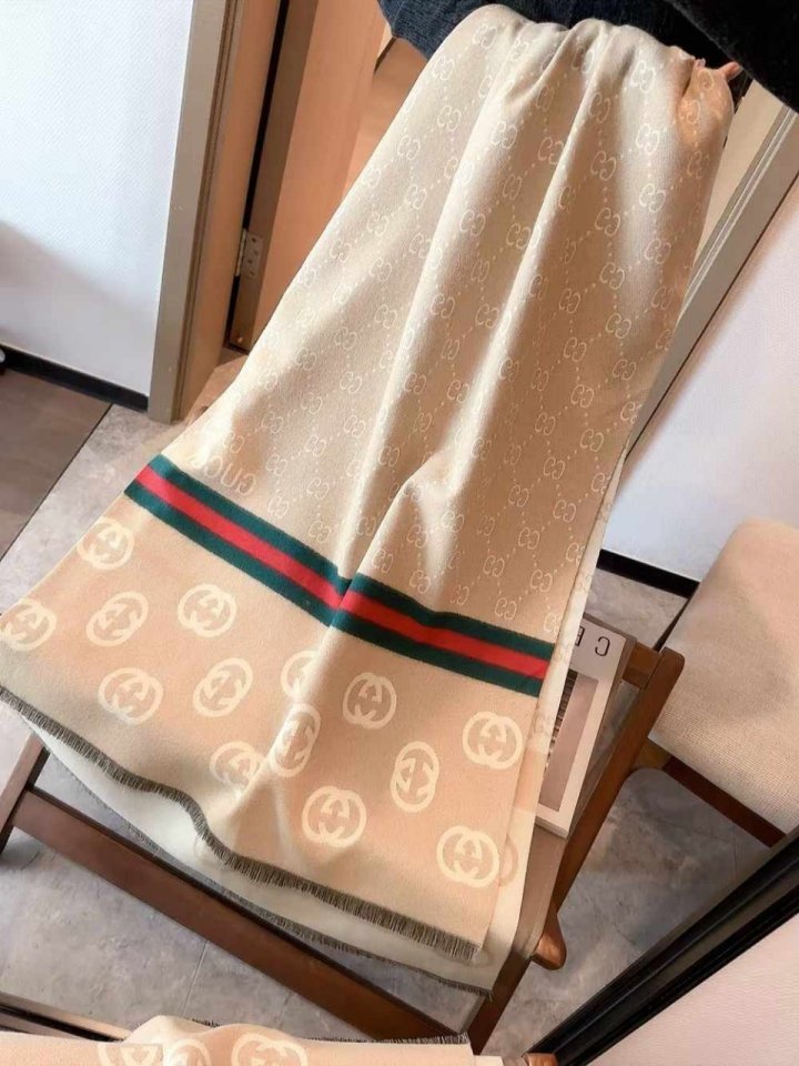 구찌  캐시미어 숄머플러