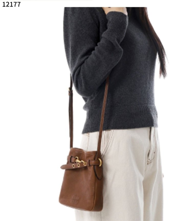 미우미우  나파 가죽 파우치  