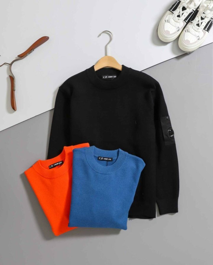 C.P 컴퍼니  로고 패치 크루넥 코튼 니트 스웨터  